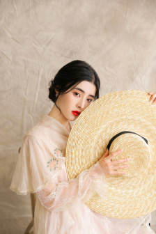 我和年轻的女教师观看